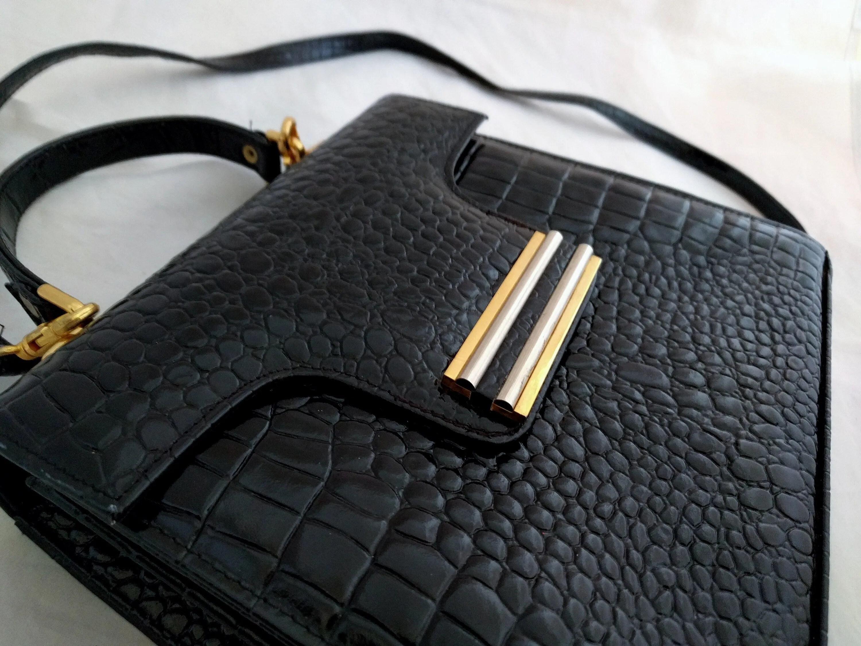 1980s Black Embossed Leather Handbag – Elegant Shoulder Bag, Classic 80s Style, Beautiful Textured Leather