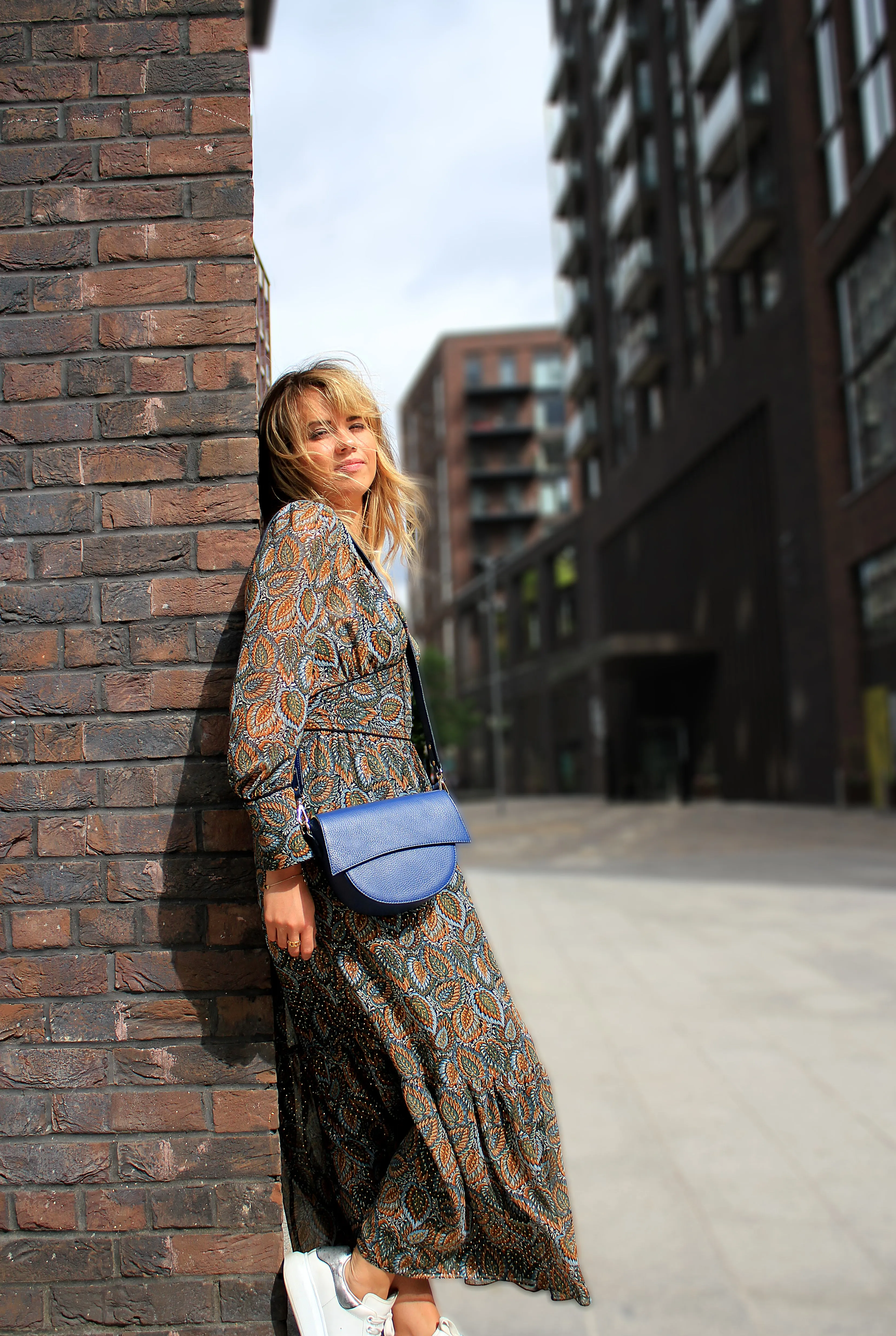 Sotti leather messenger bag in navy