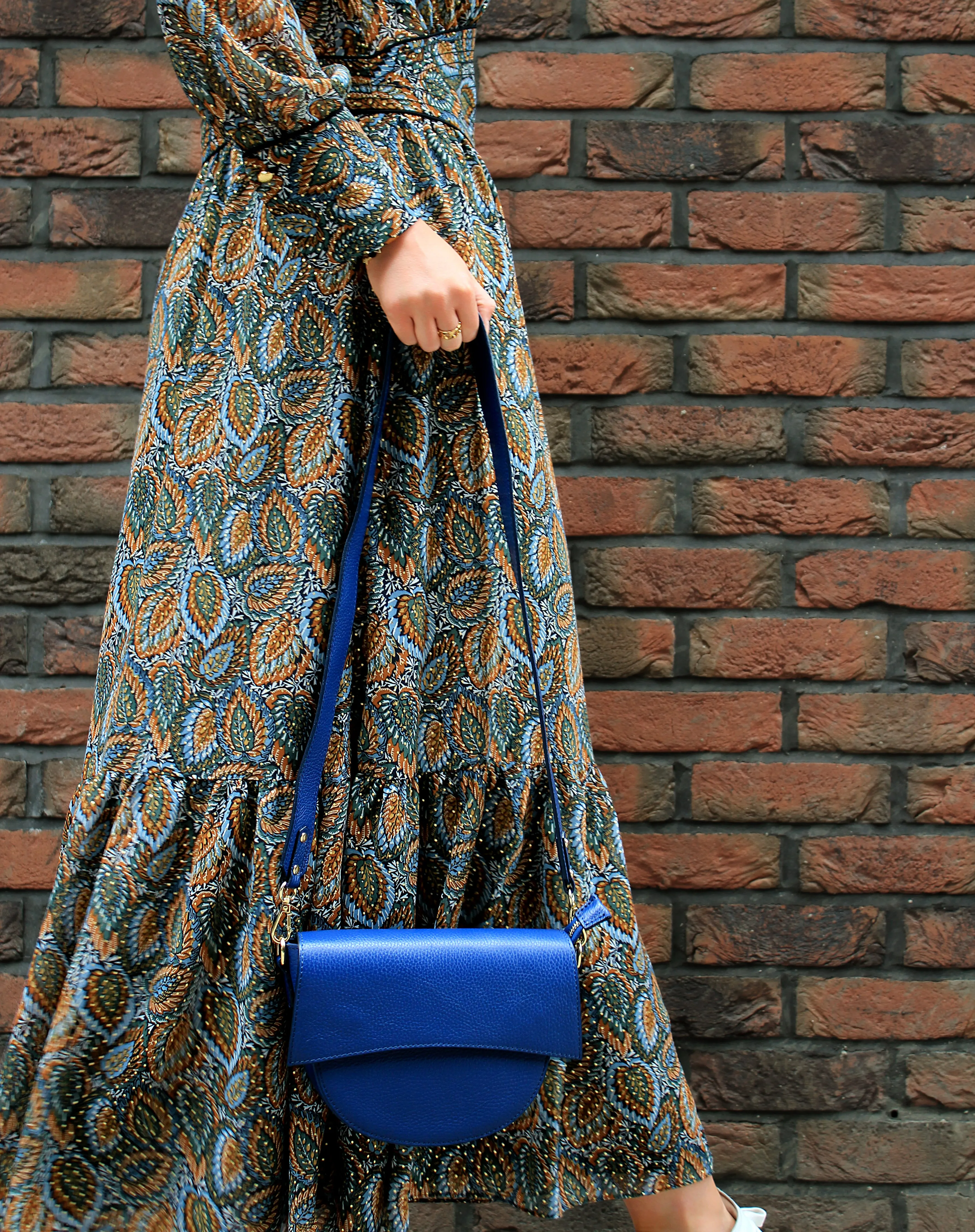 Sotti leather messenger bag in navy